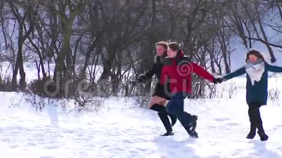 一群朋友在雪地里奔跑慢动作视频的预览图
