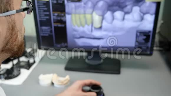 牙科种植实验室戴眼镜的人在室内看电脑屏幕侧视特写视频的预览图