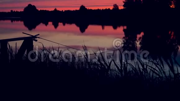 夕阳西下的湖面上天空映在水面上视频的预览图