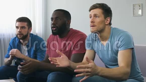 朋友们在电视上看体育比赛担心球队输球失望视频的预览图