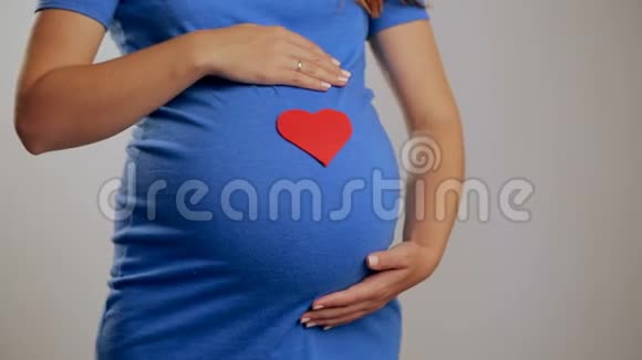 孕妇小心人与产妇概念孕妇的密切关系视频的预览图