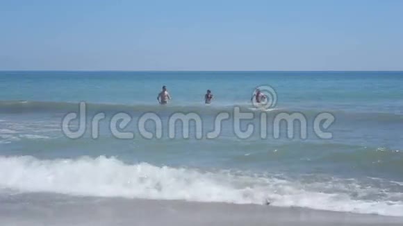 男孩和女孩在海里洗澡视频的预览图