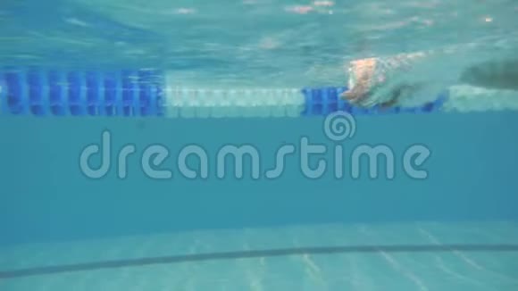 水下视野游泳者游泳蝶泳慢动作视频的预览图