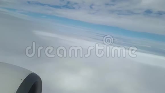 透过飞机舷窗观看天空飞机引擎通过飞机舷窗观看视频的预览图