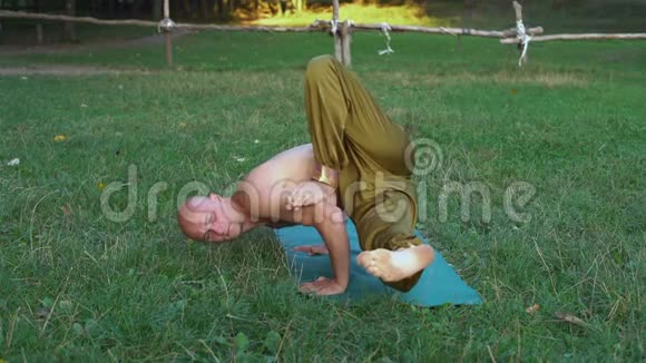 穿着裸托索的人在木栅上进行体操表演瑜伽的体式视频的预览图