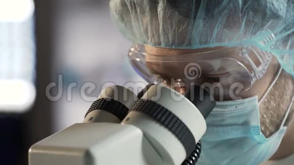 显微镜下检查细胞异常结构的实验室工作人员视频的预览图