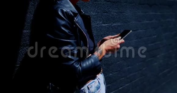 4k巷子里一位红发女子在打手机视频的预览图