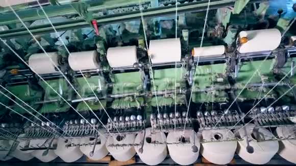 在一家纺织厂白线在现代机器上旋转视频的预览图