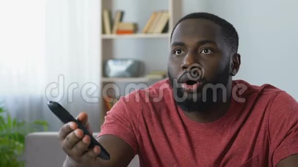 美国黑人男子在家看电视比赛对结果感到失望视频的预览图