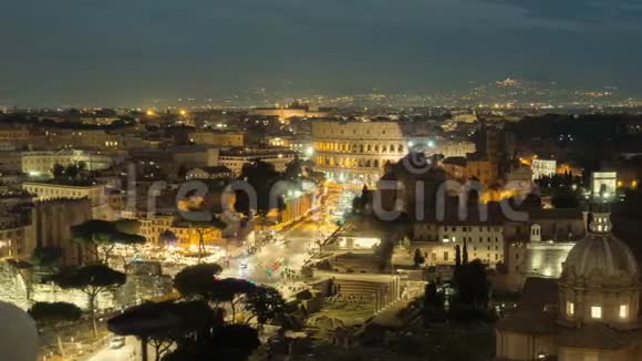 意大利竞技场和街道交通的夜间时间视频的预览图