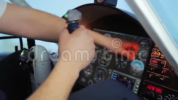 飞行员的手敲击故障驾驶舱面板飞行控制系统错误视频的预览图