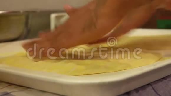 厨师把面团卷成披萨视频的预览图