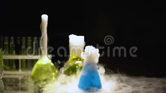 瓶中的五彩物质在黑暗中冒泡并散发烟雾测试视频的预览图