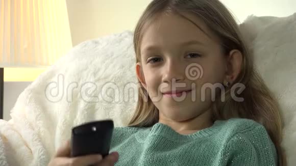 儿童看电视遥控女孩放松沙发生活教练视频的预览图