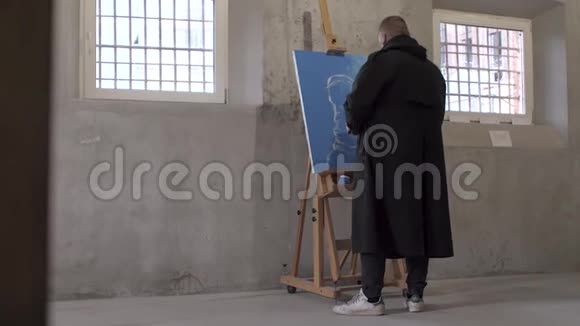 俄罗斯艺术家绘制画布一般图视频的预览图