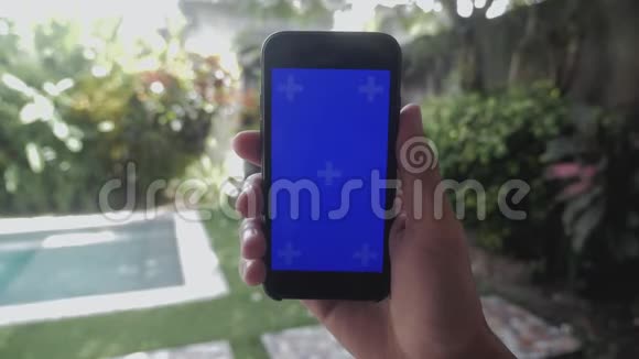 花园户外智能手机男性手触摸特写蓝屏Chroma键视频的预览图