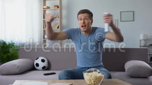 快乐球迷在电视上大声祝贺球队赢得比赛视频的预览图