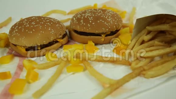 肉汉堡包和炸薯条视频的预览图