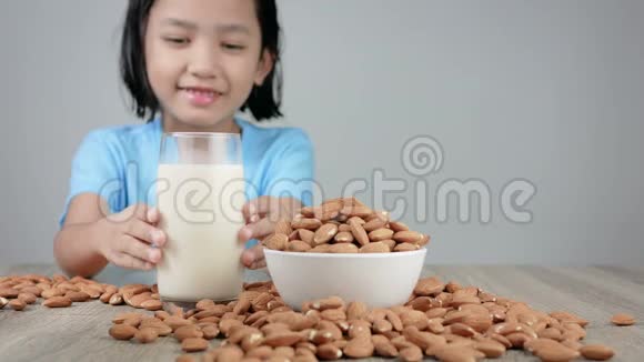 亚洲小女孩喝杏仁奶选择牛奶视频的预览图