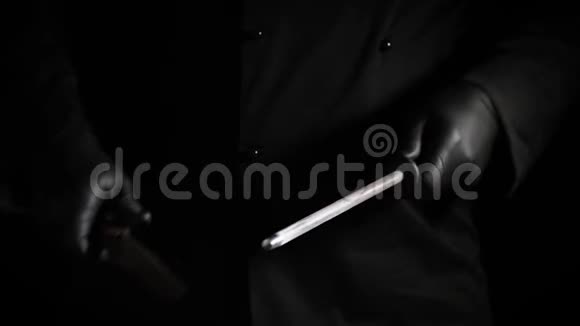 用黑色乳胶手套做饭在木桌上磨刀视频的预览图