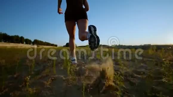运动的美丽女孩在草地上奔跑视频的预览图