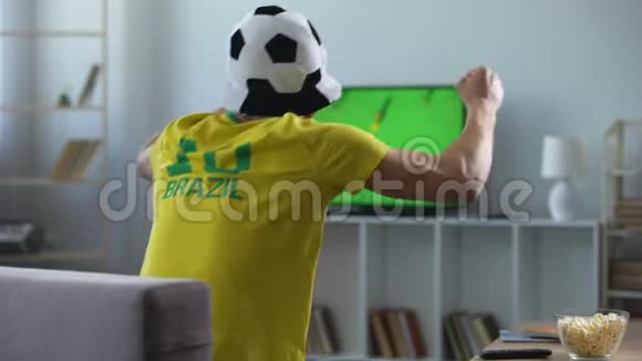 巴西队支持者积极为最喜爱的足球队加油电视比赛视频的预览图