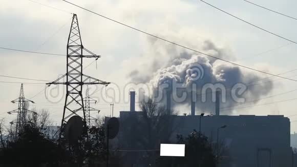 从工厂烟囱排出的巨大气体视频的预览图