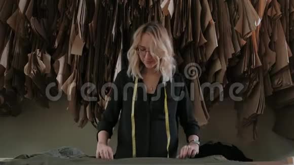 时尚女裁缝金发在缝纫工作室工作视频的预览图