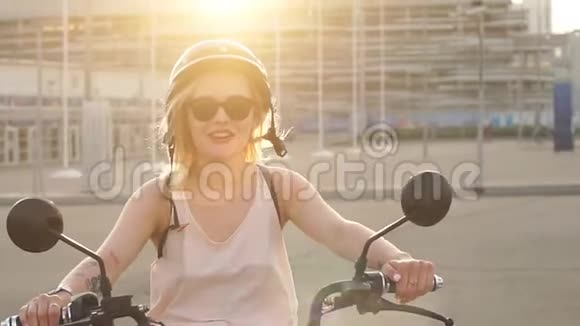 旅游女用电动自行车环游城镇视频的预览图