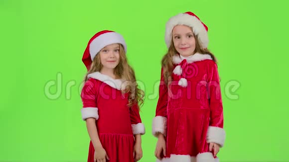 穿红色西装的孩子玩新年游戏微笑玩得开心绿色屏幕慢动作视频的预览图