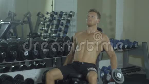 一位年轻英俊的运动员正积极参加体育锻炼在健身房锻炼双手视频的预览图