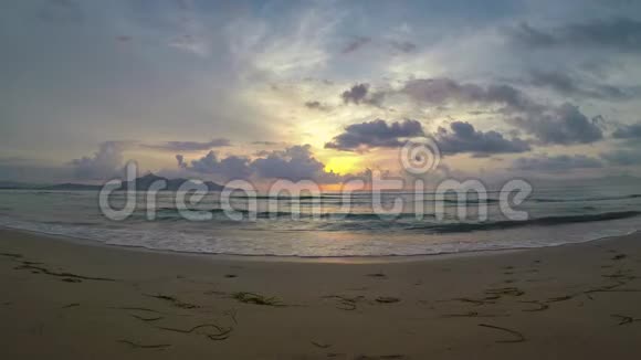 4马略卡巴利阿里群岛阿尔库迪亚湾日出时K马耶卡波多阿尔库迪亚海滩太阳在山上升起视频的预览图