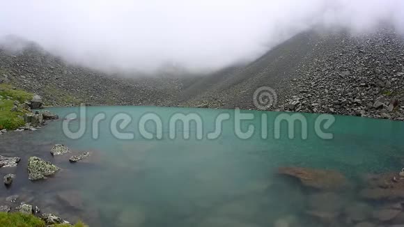 电影摄影环景在早晨日出时一个被雾覆盖的湖的景色视频的预览图