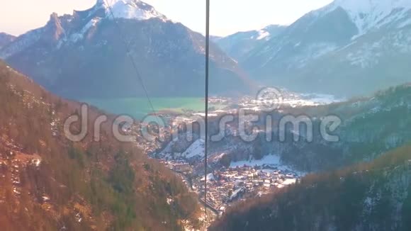 乘坐奥地利SalzkammergutFeuerkogel缆车之旅视频的预览图
