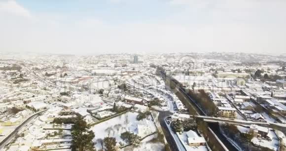 雪覆盖小镇的鸟瞰图视频的预览图