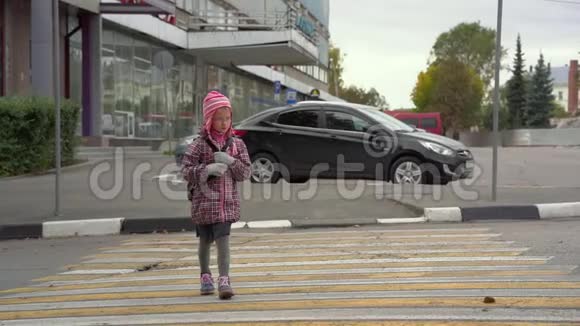 女孩子女学生放学回家女孩在人行横道过马路视频的预览图