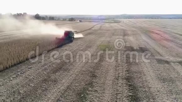 将收获过程中的尘埃叶迹美丽的农业风光和田间机械结合起来视频的预览图