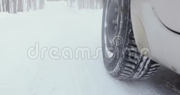 冬季道路上汽车车轮超速行驶关门视频的预览图