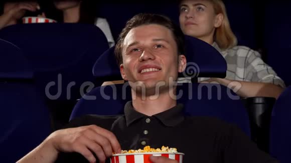 快乐迷人的男人在电影院对着镜头微笑视频的预览图