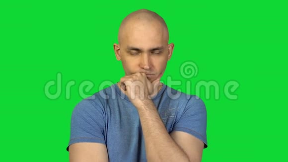 绿色背景上悲伤的秃头视频的预览图