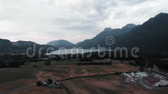 高山山脉无人机拍摄视野阿尔卑斯山的山谷山湖和村庄的鸟瞰图视频的预览图