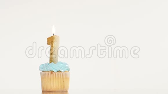 七号蜡烛的生日蛋糕视频的预览图