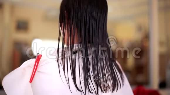 美发沙龙理发师用专业剪刀剪长发1920x1080视频的预览图