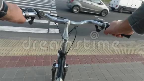 在城市的街道上骑自行车的人双手掌舵的视野视频的预览图