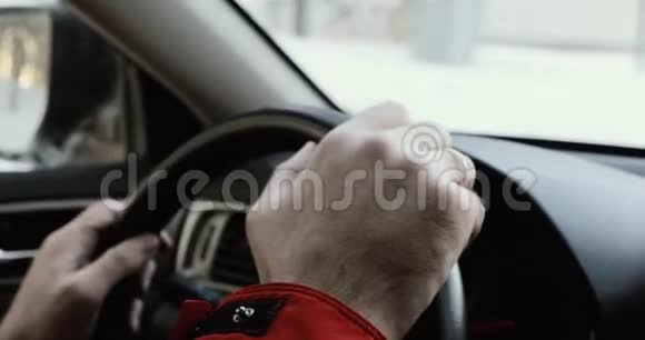 冬天开车的人男性手在方向盘上关闭视频的预览图
