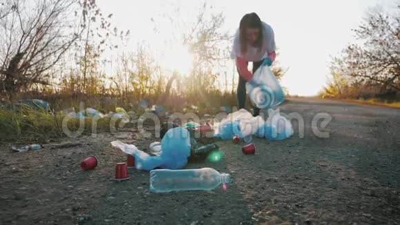 志愿者妇女捡起垃圾和塑料用垃圾袋清洁公园人和生态环境视频的预览图