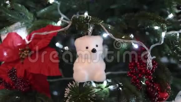 圣诞玩具北极熊挂在圣诞树上闪烁着花环视频的预览图