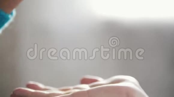 一位老妇人伸出一只手手里拿着一根汽车钥匙链一个小女孩拿着它视频的预览图