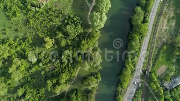 沿河穿过森林的公路视频的预览图