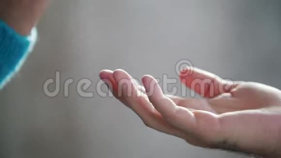 一位老妇人拿着钥匙伸出一只手一个小女孩拿着它视频的预览图